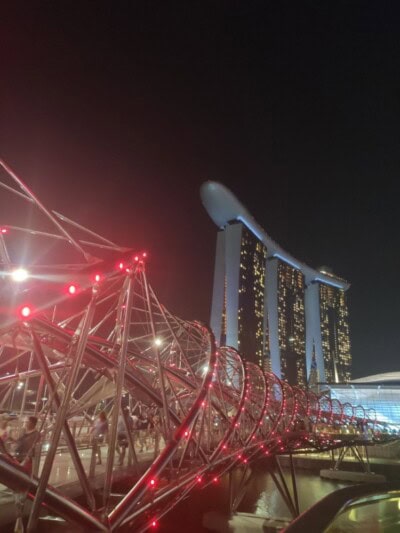 Noćni pogled na Marina Bay Sands i osvetljeni metalni pešački most