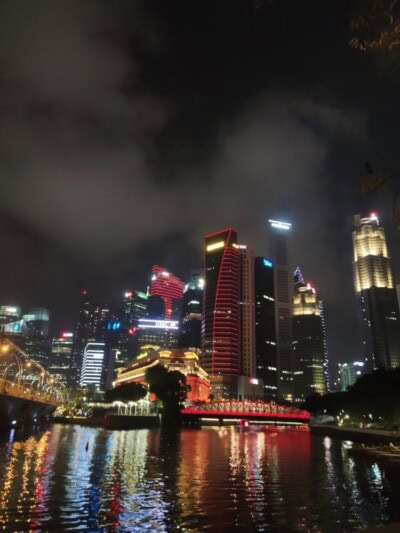 Osvetljeni neboderi Singapura odražavaju se u vodi reke noću
