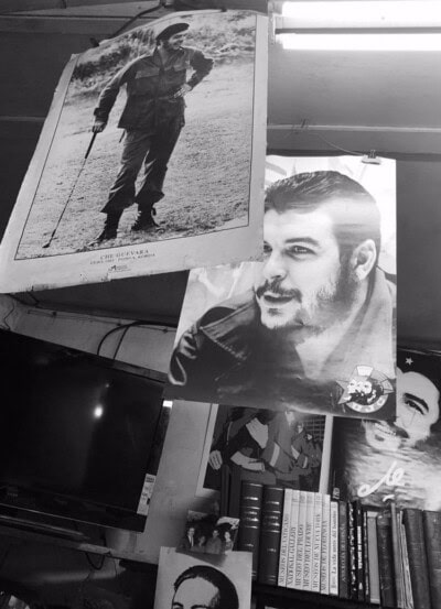 Posteri sa likom Če Gevare iznad police sa knjigama u radnji