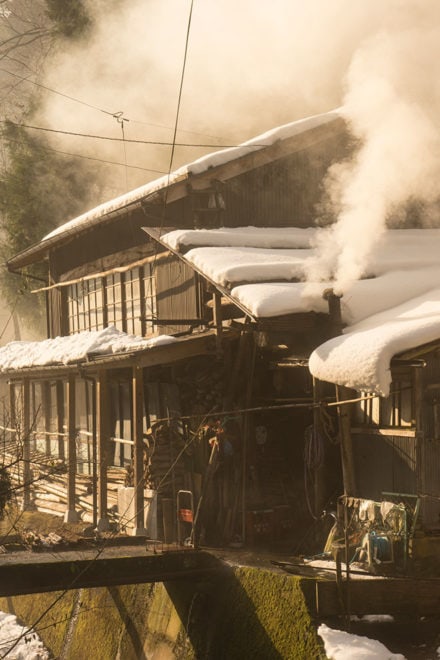 湯気を吹き上げる煙突