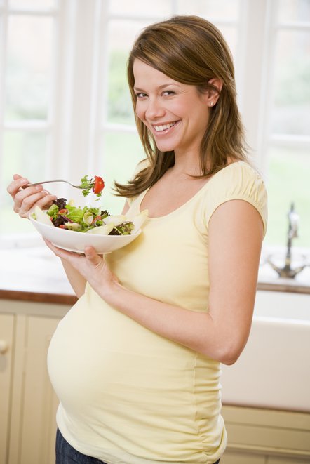 Pregnant-mom-eating-salad