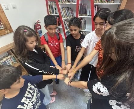 AYDIN İL HALK KÜTÜPHANESİ TARAFINDAN DÜZENLENEN KİTAP ETKİNLİKLERİ KAPSAMINDA ÇOCUKLAR, AYDIN ÇOCUK VE GENÇLİK KÜTÜPHANESİ’NDE BİR ARAYA GELDİ. ETKİLEŞİMLİ KİTAP OKUMA ETKİNLİĞİNE KATILAN ÇOCUKLAR, ARDINDAN ARKADAŞLIK BİLEKLİKLERİ TASARLAYARAK HEM EĞLENDİ HEM DE BİRLİKTE ÜRETMENİN KEYFİNİ YAŞADI.