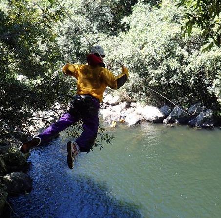 Tyrolienne dans le canyon débutant de Sainte Suzanne sur l'île de la Réunion.