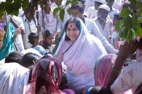 https://shrimataji.org/test/wp-content/uploads/2018/11/cropped-shri-mataji-meeting-with-village-people-in-india-2-3.jpg