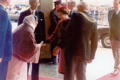 Shri Mataji with Queen Elizabeth II