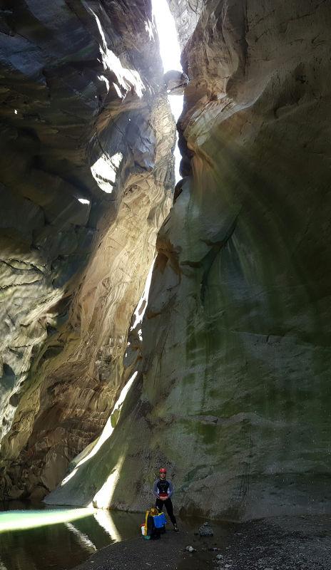 canyoning fleur jaune intégrale dans la chapelle à Cilaos.