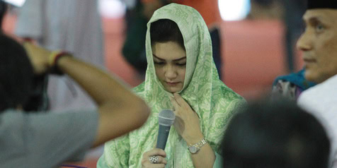Bella Saphira jadi Muallaf