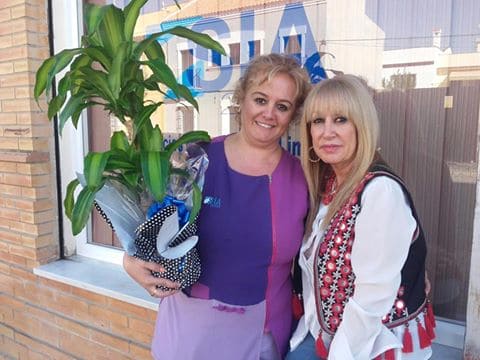 Hoy un día muy especial para nuestra Empresa, regalo sorpresa para nuestra operaria mas veterana. Darte las gracias por tu lealtad a nuestra Empresa y por tu buen hacer en el trabajo. Para mi como Directora de SIA 2000 agradecerte Mari Carmen todos los años que llevas a mi lado.