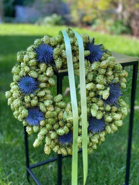 moderner Hopfenkarnz mit blauen disteln und grüner schleife aus Pörnbach