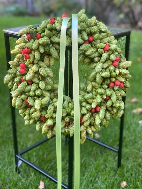 schöner Hopfenkranz kaufen mit Hagebutten - romantische herbstdeko