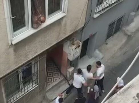 BEYOĞLU’NDA İDDİAYA GÖRE ENİŞTESİNİN BERBER DÜKKANINDA SAÇINA FÖN ÇEKTİREN SERVET B. ÜCRET ÖDEMEK İSTEMEYİNCE TARAFLAR ARASINDA TARTIŞMA ÇIKTI. TARTIŞMANIN BÜYÜMESİNİN ARDINDAN ORTALIK KARIŞIRKEN, TOPLANAN 9 KİŞİ, SERVET B.’NİN EVİNİN CAMLARINI KIRDI. POLİS EKİPLERİ 9 ŞÜPHELİYİ GÖZALTINA ALINDI.