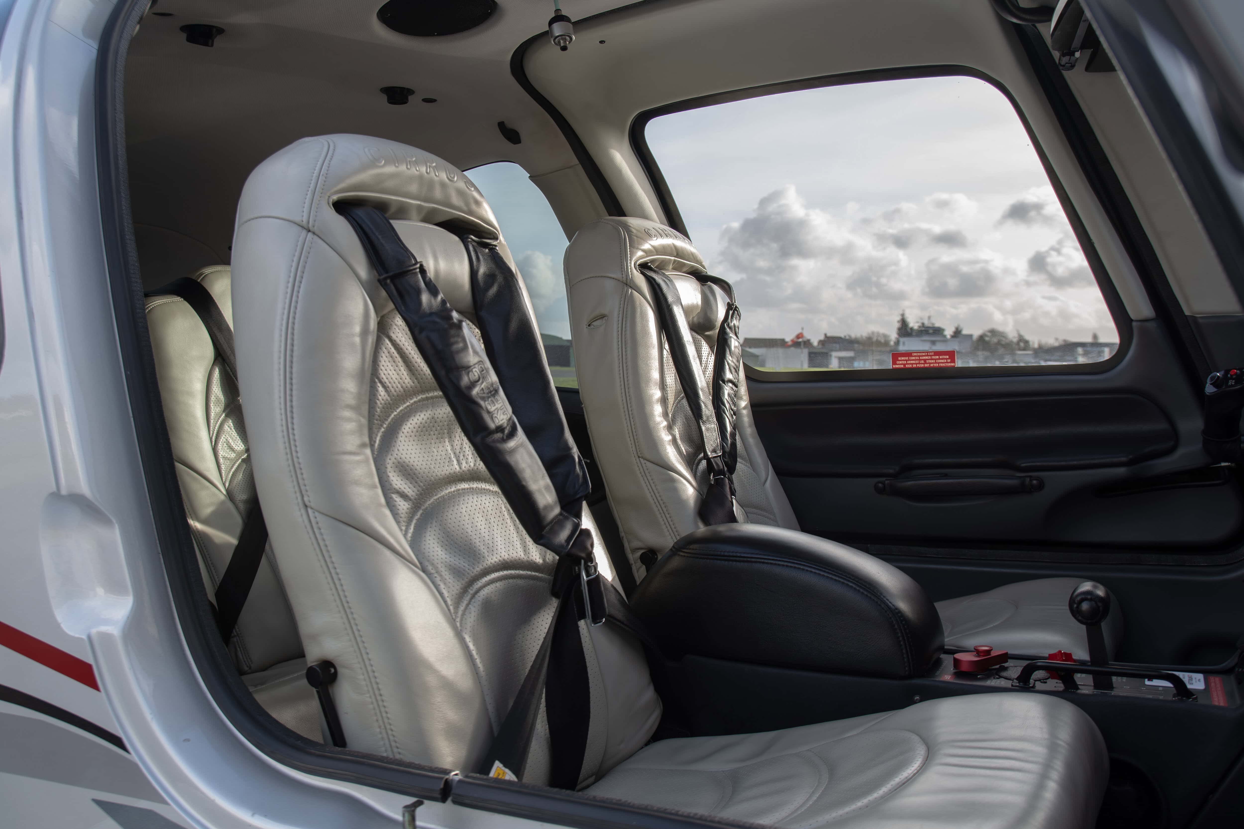 Interieur van een Cirrus SR22, met uitsluitend de leren stoelen in de cabine zichtbaar.