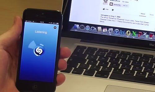 Shazam 'luistert' naar de muziek om deze vervolgens te herkennen.