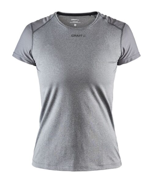 Geavanceerd nauwsluitend trainingsshirt voor dames van zacht gerecycled polyester met efficint vochttransport voor intensieve dagelijkse training. Dit shirt met een strakke pasvorm is voorzien van mesh details voor extra ventilatie en heeft het een Craft logo aan de voorkant en het logo met zes stippen aan de achterkant.