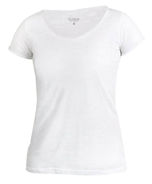 Modern T-shirt gemaakt van slub katoen voor een eigentijdse en eigenzinnige uitstraling. Het T-shirt is afgewerkt met een afgestikte omslag voor een mooie