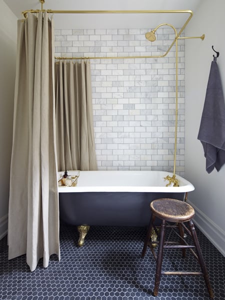 bathroom-painted-tub