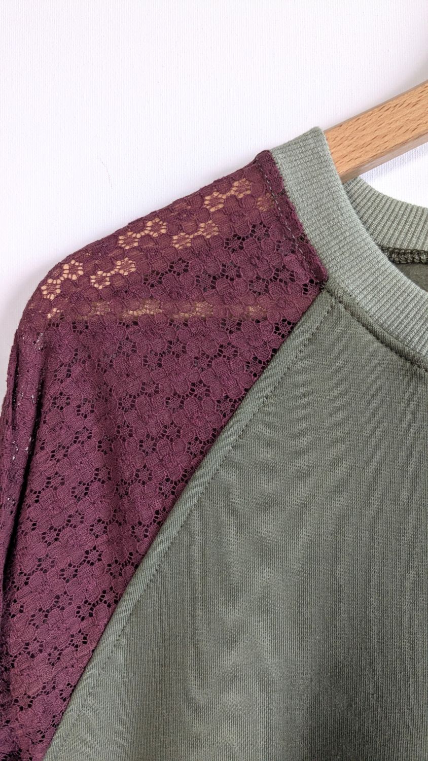 Sweatshirt Femme, sauge et manches dentelle prune, Made in France – Image 2