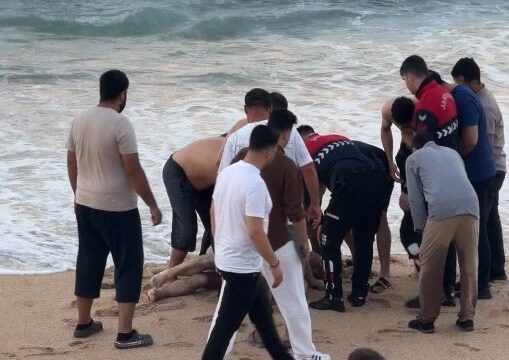 ARNAVUTKÖY KARABURUN SAHİLİ'NDE 2 ARKADAŞIYLA BİRLİKTE KIYIDA DENİZE SIRTI DENİZE DÖNÜK ŞEKİLDE OTURAN 58 YAŞINDAKİ ADAM, DALGANIN ETKİSİYLE DENİZE SÜRÜKLENDİ. DALGALAR ARASINDA GÖZDEN KAYBOLAN ADAMI ÇEVREDE BULAN 2 KİŞİ KURTARDI. DENİZDE BİLİNCİ KAPALI OLARAK ÇIKARILAN ADAM HASTANEDE HAYATINI KAYBETTİ.