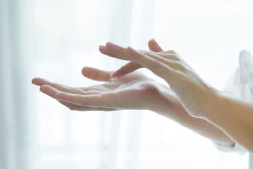 sposoby na suche dłonie