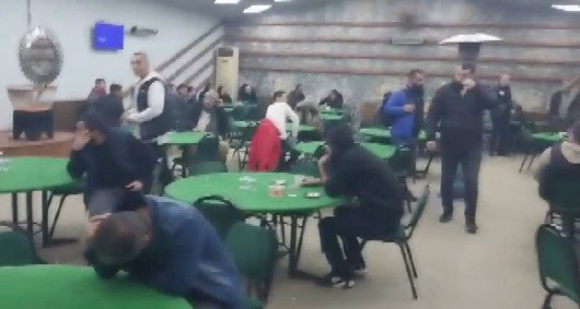 Mühürlenmiş kıraathanelerde kumar oynarken yakalandılar