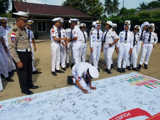 Kanit Dikyasa, Iptu Edison saat menyaksikan penandatanganan tanda dukungan oleh siswa/siswi SMK Maritim