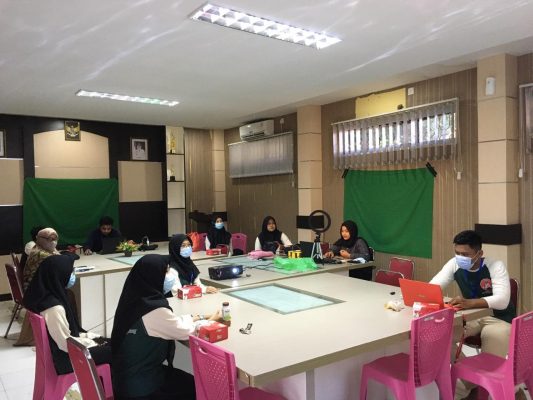 Sekretaris Dinas DP3APM Dra. lindawati membuka webinar yang diselenggarakan forum anak kota tanjungpinang