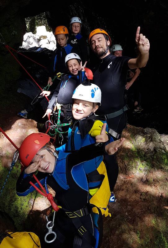 Le canyoniFaire du canyoning à la Réunion avec des enfants.