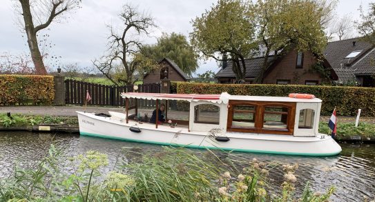 salonboot-delphine-huren-voor-rondvaart-amstel-ouderkerk-en-ronde-hoep Salonboot Delphine voor een cruise op de Amstel Ouderkerk en ronde Hoep