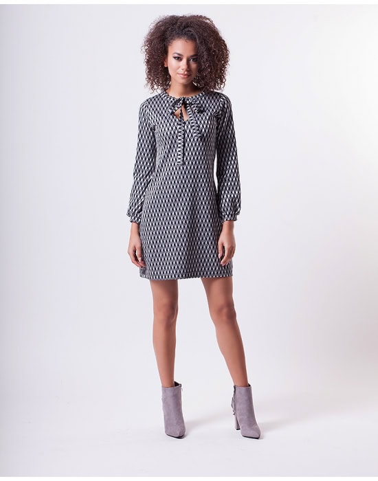 sukienka-w-geometryczny-wzor-z-wiazaniem
