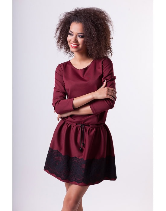 sukienka-z-koronkowym-zakonczeniem