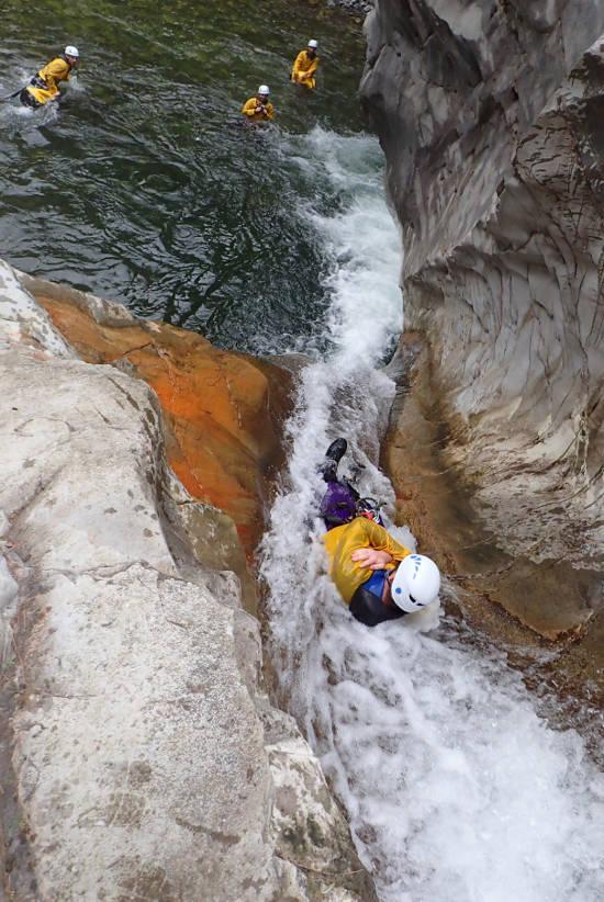canyoning dans le canyon de Trou Blanc à la Réunion.