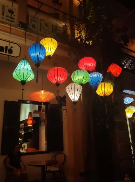 Seidenlampions aus Vietnam Elf Lampions vor einem Restaurant in Hoi An