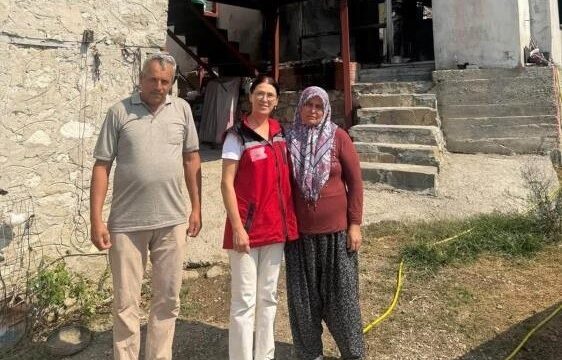 MUĞLA'NIN SEYDİKEMER İLÇESİNDE YAŞANAN YANGIN FELAKETİNİN ARDINDAN YARALARI SARMAK VE VATANDAŞLARIN YANINDA OLMAK AMACIYLA YÜRÜTÜLEN ÇALIŞMALAR ARALIKSIZ SÜRÜYOR. SEYDİKEMER SOSYAL HİZMET MERKEZİ MÜDÜRLÜĞÜ EKİPLERİ, AFETTEN ETKİLENEN ŞEHİT YAKINI VE GAZİYİ EVLERİNDE ZİYARET EDEREK MORAL VERDİ.