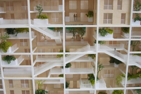 Maquette de projet en volumes blancs et bois avec les vitrages sablés