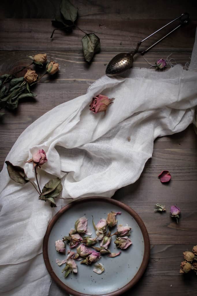 Dried rose buds and dried rose petals used in study