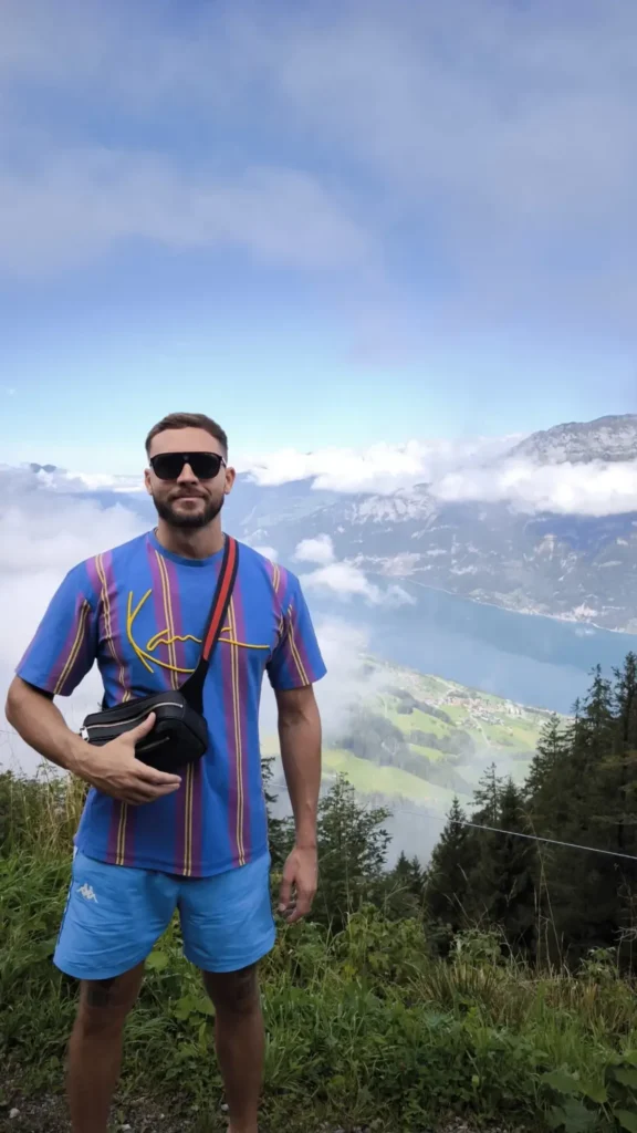 Ein Bild von einer Person in den Bergen