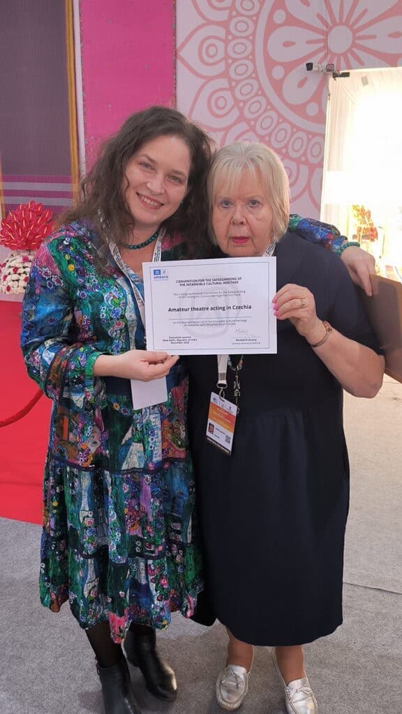 Členky delegace drží v ruce potvrzení o zápisu hraní českého amatérského divadla na seznam nehmotného kulturního dědictví UNESCO