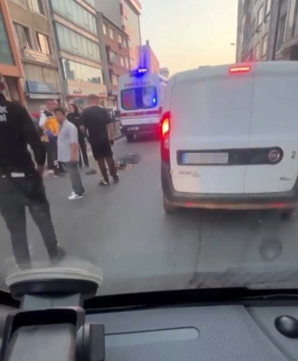 BAYRAMPAŞA’DA YOLUN KARŞISINA GEÇMEYE ÇALIŞAN YAŞLI ADAM, KAMYONUN ÇARPMASI SONUCU HAYATINI KAYBETTİ