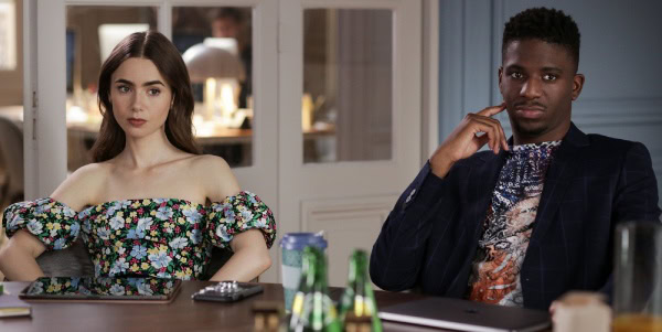 Emily et son collègue, dans la série Emily in Paris.