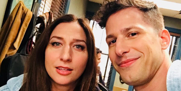 Jake de Brooklyn Nine nine prend un selfie avec sa collègue.
