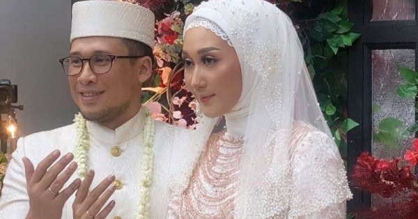 Dian Pelangi Menikah dengan Sandy Nasution