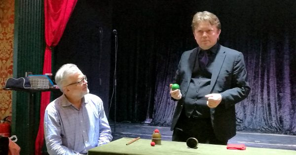 Anders Sylvan ser bägarspel på nära håll