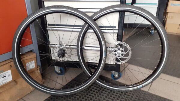 Laufradsatz mit XT-Nabendynamo und Bremsscheiben für 8- bis 11-fach-Kassetten, inkl. Marathon Plus-Bereifung