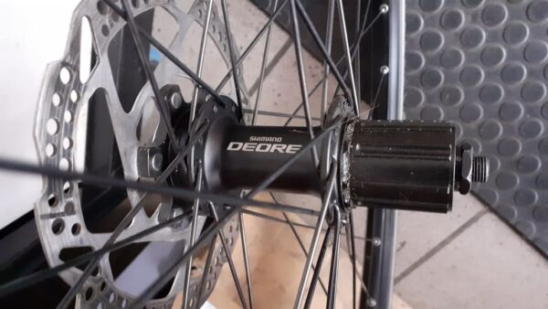 Der 8- bis 11-fach Freilaufkörper mit Shimano Deore-Nabe und Bremsscheibe