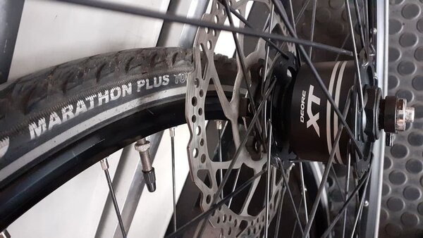 Der Shimano XT-Nabendynamo und die montierten Marathon Plus-Reifen