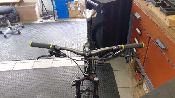 Aufgeräumtes Cockpit mit neuen Lenkergriffen