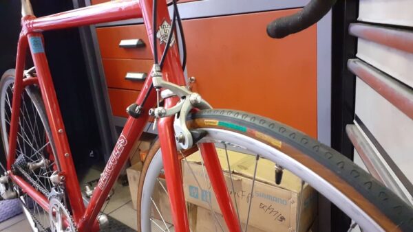 Vordere Campagnolo-Seitenzugbremse und Zuganschlag des hinteren Schaltzugs