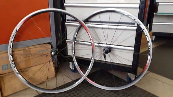 28 Zoll Laufradsatz mit 9-/10-/11-fach-Freilauf und schmaler Felge für Rennrad oder Single Speed