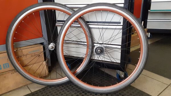 Laufradsatz mit roten Hochprofilfelgen und 3-Gang-Nabenschaltung, inkl. Reifen, Schlauch und Felgenband