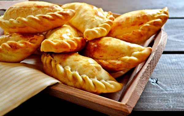 На тарелке лежат одинаковые на вид пирожки